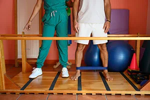 Rehabilitacija po operaciji kolka - vadba z elastiko
