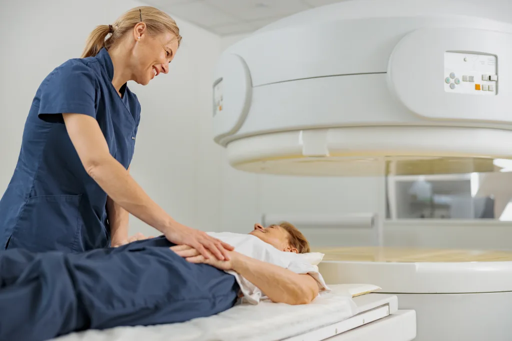 Hernija diska brez operacije se preverja s pomočjo magnetne resonance.